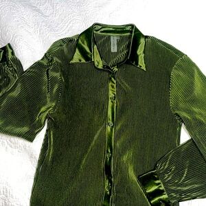 Green satin shirt, never worn but has no tags. Excellent for dressing up or down
